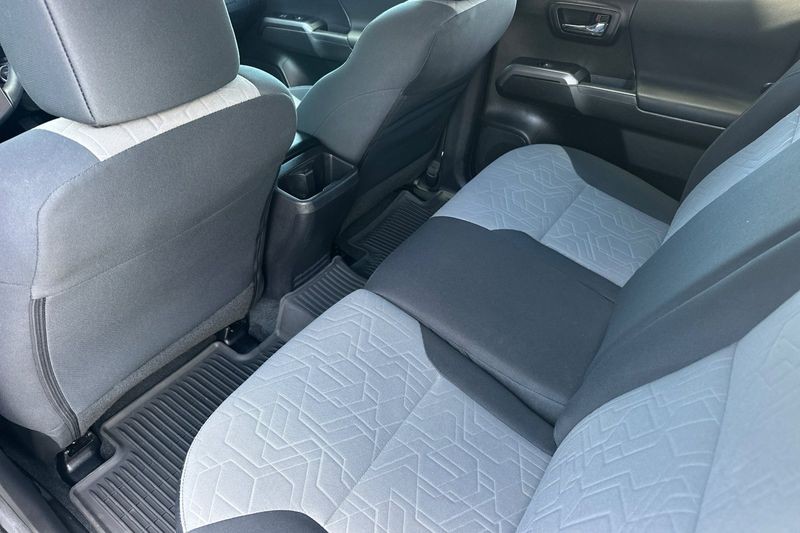 Toyota Tacoma Vehicle Full-screen Gallery Image 14