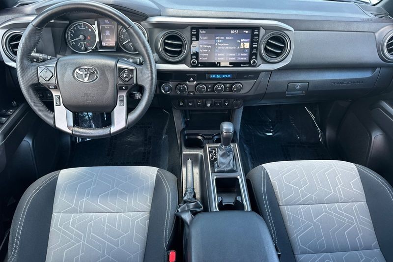 Toyota Tacoma Vehicle Full-screen Gallery Image 15