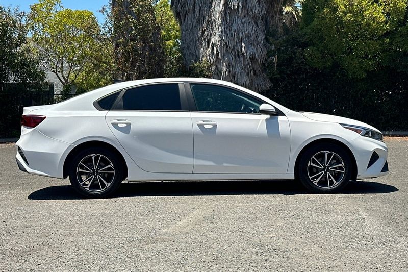 Kia Forte Vehicle Full-screen Gallery Image 02