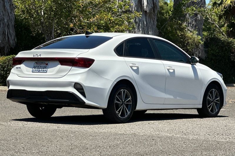 Kia Forte Vehicle Full-screen Gallery Image 03