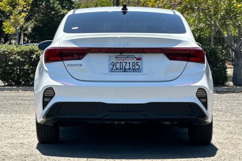 Kia Forte Vehicle Full-screen Gallery Image 04