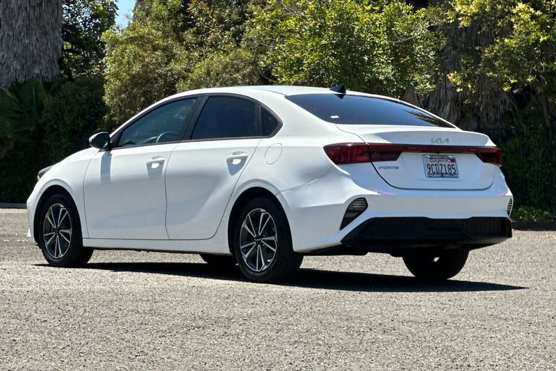 Kia Forte Vehicle Full-screen Gallery Image 05
