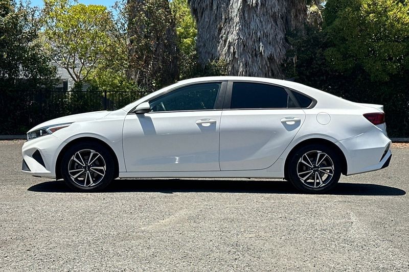 Kia Forte Vehicle Full-screen Gallery Image 07