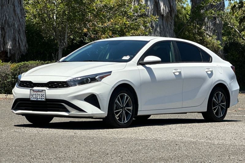 Kia Forte Vehicle Full-screen Gallery Image 08