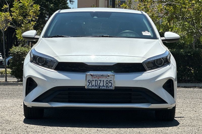 Kia Forte Vehicle Full-screen Gallery Image 09