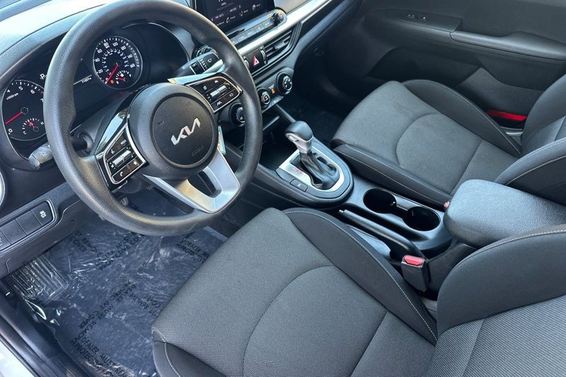 Kia Forte Vehicle Full-screen Gallery Image 10