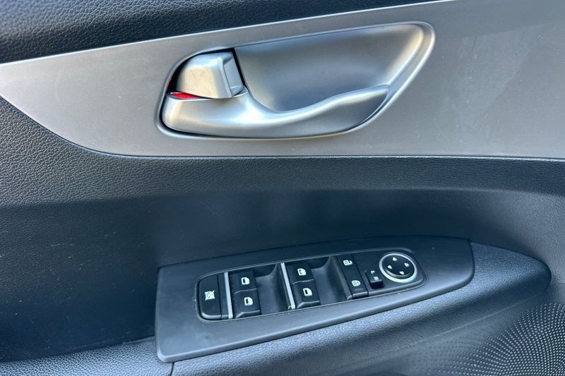 Kia Forte Vehicle Full-screen Gallery Image 11
