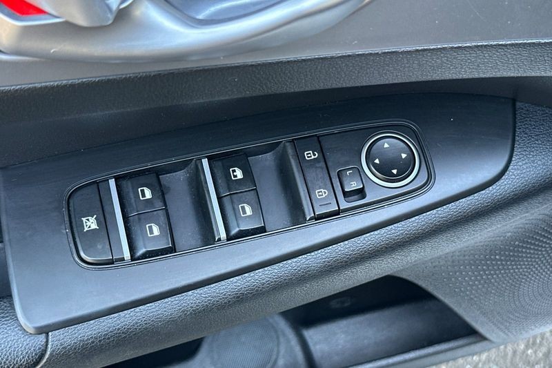 Kia Forte Vehicle Full-screen Gallery Image 12
