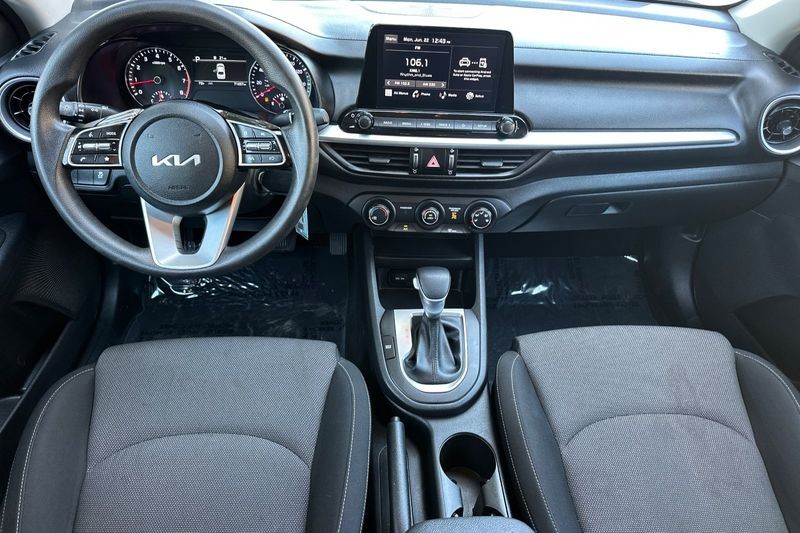 Kia Forte Vehicle Full-screen Gallery Image 15