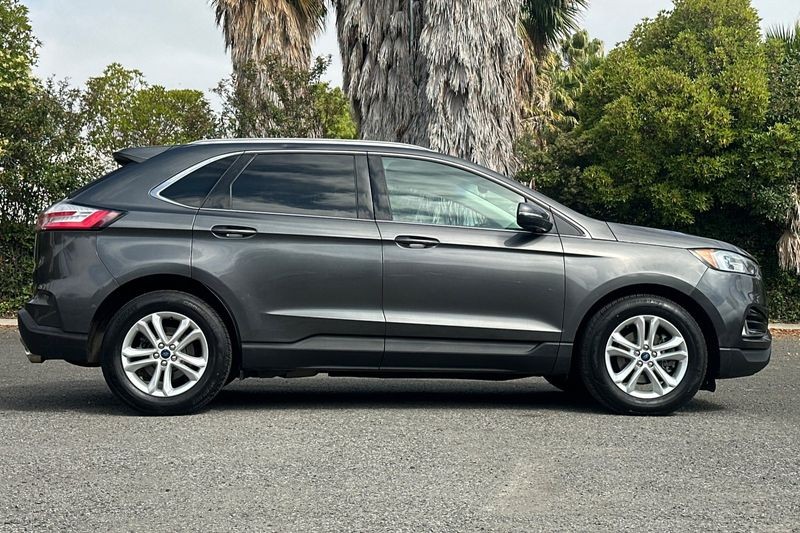 Ford Edge Vehicle Full-screen Gallery Image 02