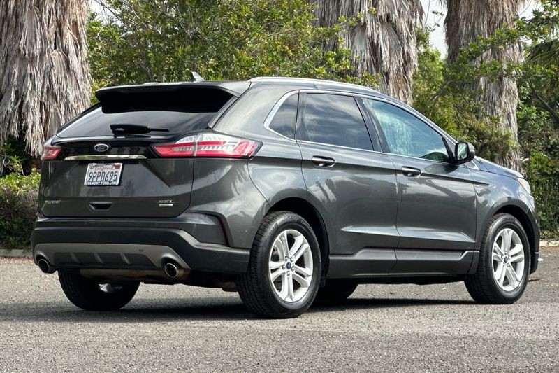 Ford Edge Vehicle Full-screen Gallery Image 03