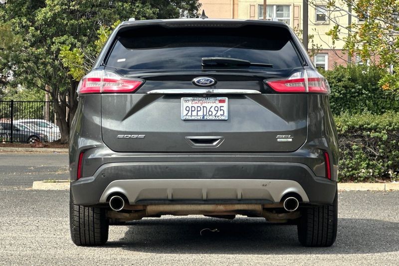 Ford Edge Vehicle Full-screen Gallery Image 04