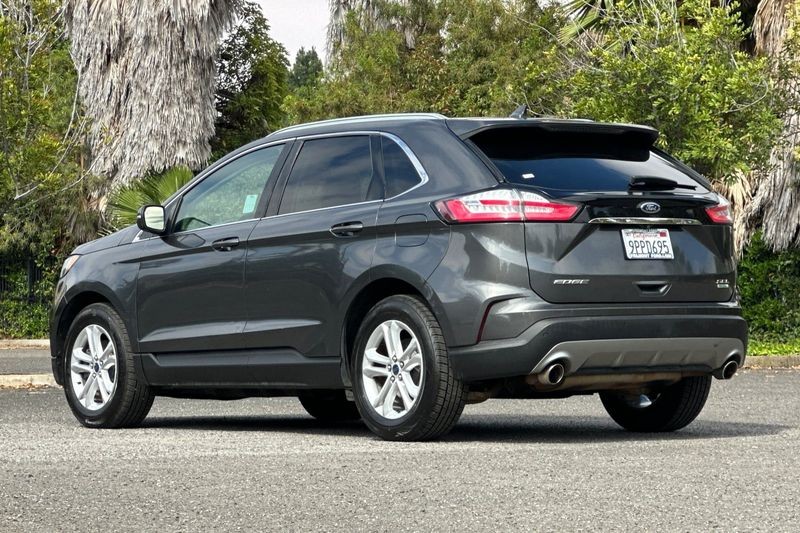 Ford Edge Vehicle Full-screen Gallery Image 05