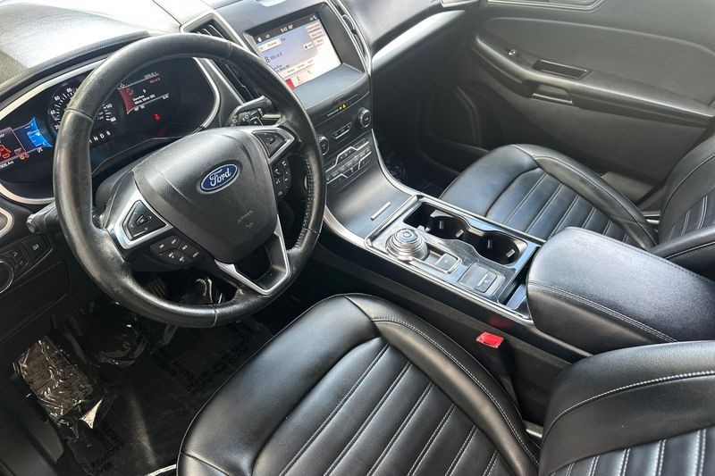 Ford Edge Vehicle Full-screen Gallery Image 10