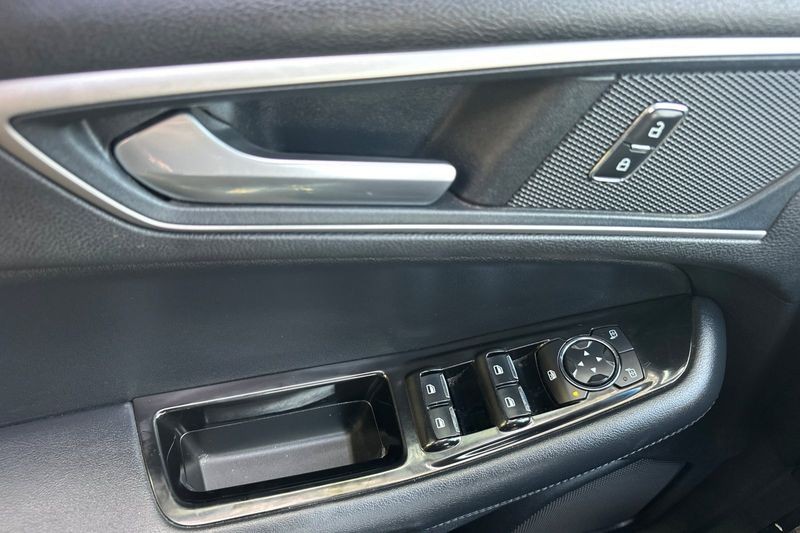 Ford Edge Vehicle Full-screen Gallery Image 11