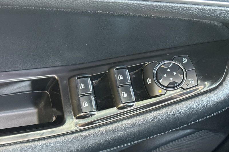Ford Edge Vehicle Full-screen Gallery Image 12