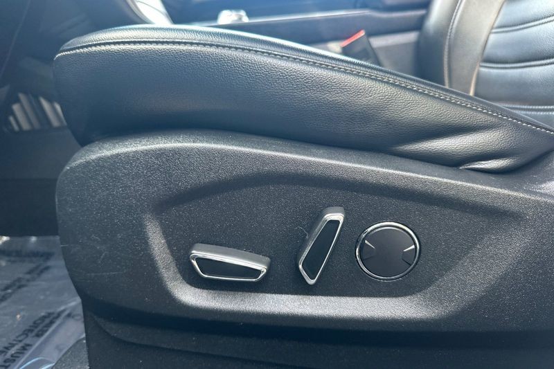 Ford Edge Vehicle Full-screen Gallery Image 13