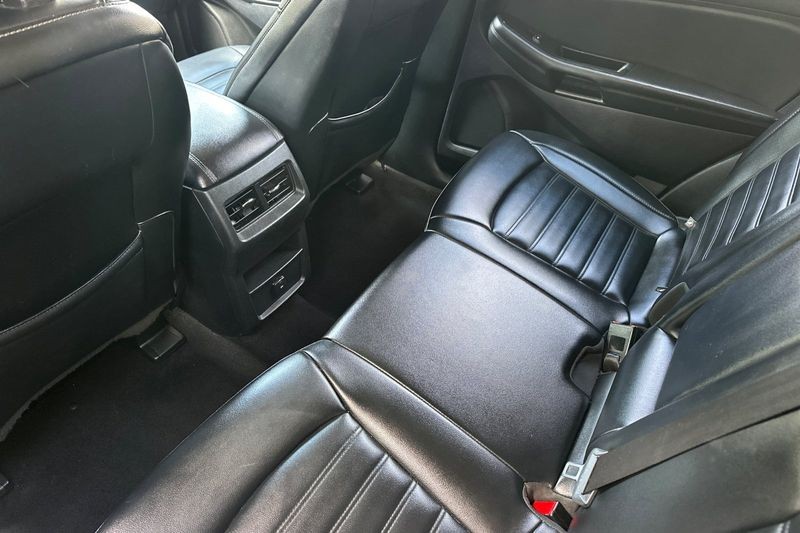 Ford Edge Vehicle Full-screen Gallery Image 14