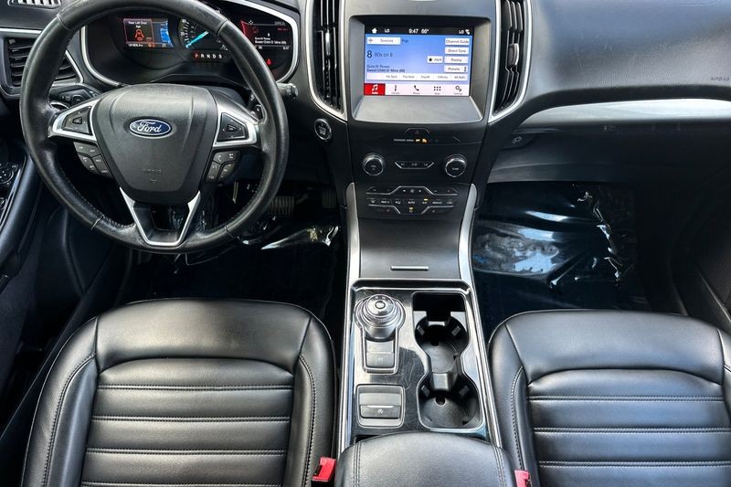 Ford Edge Vehicle Full-screen Gallery Image 15