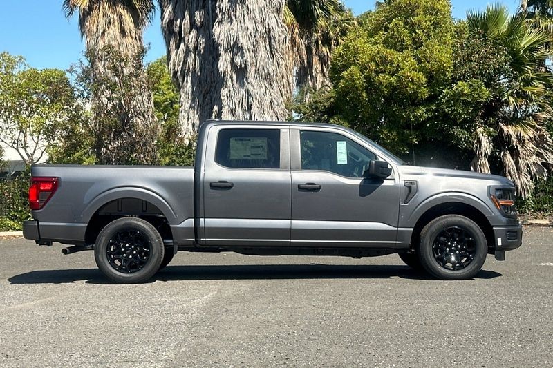 Ford F-150 Vehicle Full-screen Gallery Image 02