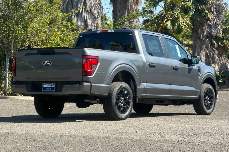 Ford F-150 Vehicle Full-screen Gallery Image 03