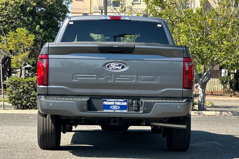 Ford F-150 Vehicle Full-screen Gallery Image 04