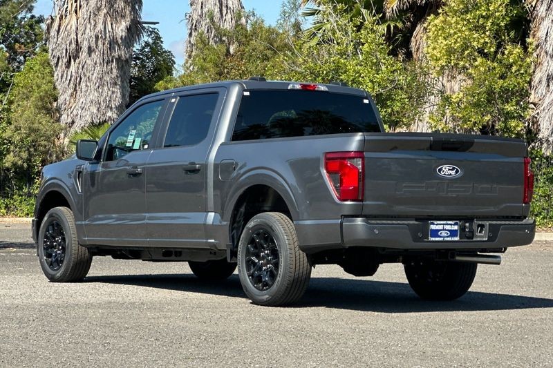 Ford F-150 Vehicle Full-screen Gallery Image 05