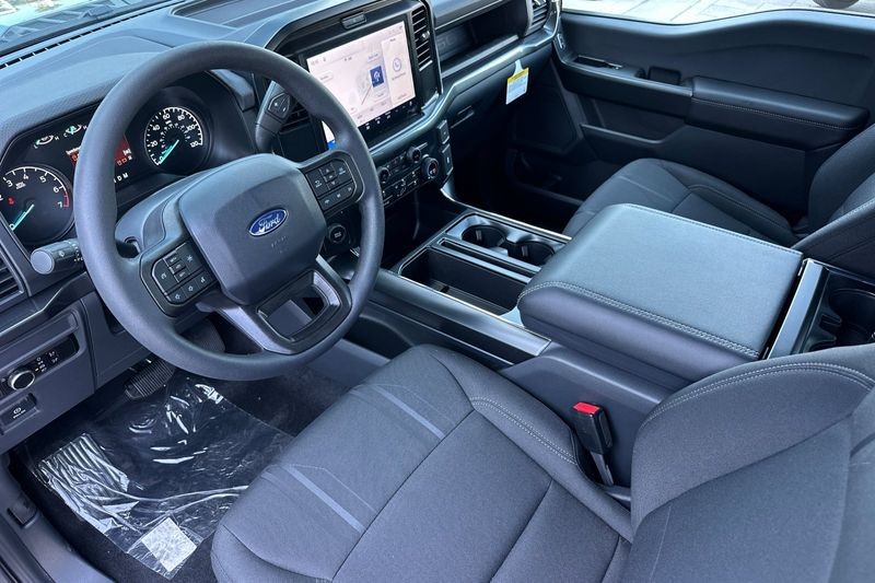 Ford F-150 Vehicle Full-screen Gallery Image 09