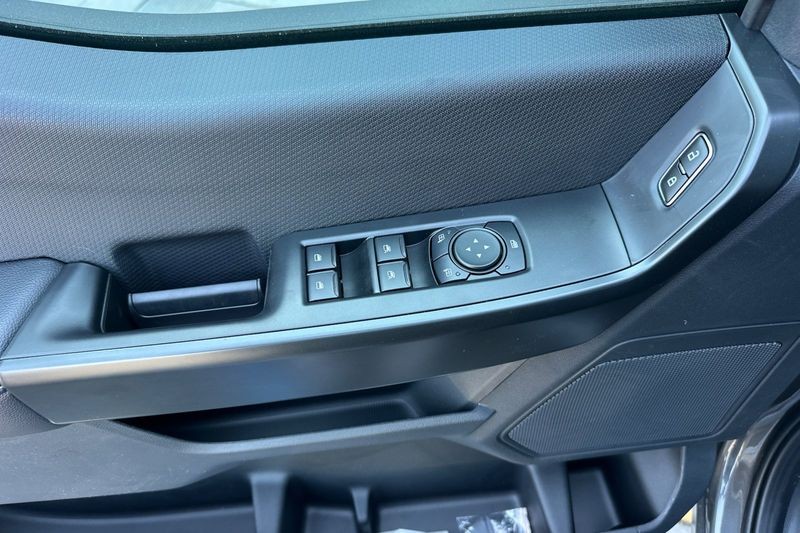 Ford F-150 Vehicle Full-screen Gallery Image 10