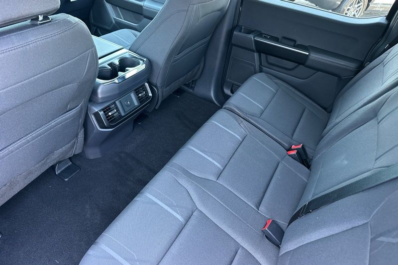 Ford F-150 Vehicle Full-screen Gallery Image 12