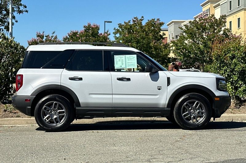 Ford Bronco Sport Vehicle Full-screen Gallery Image 02