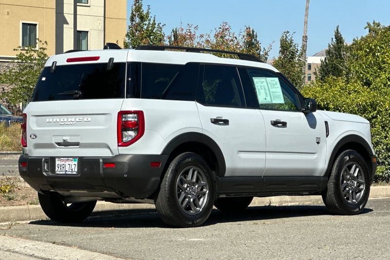 Ford Bronco Sport Vehicle Full-screen Gallery Image 03