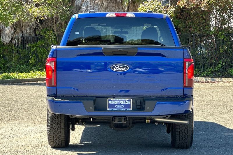 Ford F-150 Vehicle Full-screen Gallery Image 04