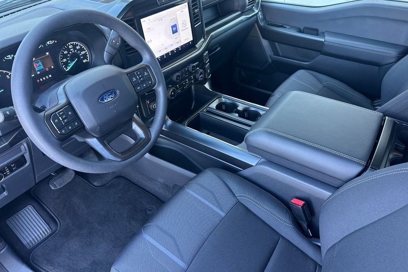 Ford F-150 Vehicle Full-screen Gallery Image 09