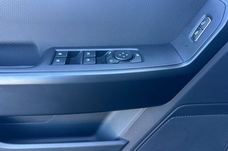 Ford F-150 Vehicle Full-screen Gallery Image 10