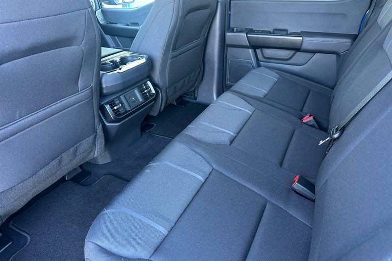 Ford F-150 Vehicle Full-screen Gallery Image 12
