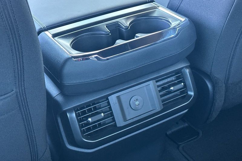 Ford F-150 Vehicle Full-screen Gallery Image 13