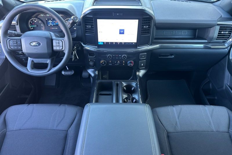 Ford F-150 Vehicle Full-screen Gallery Image 14
