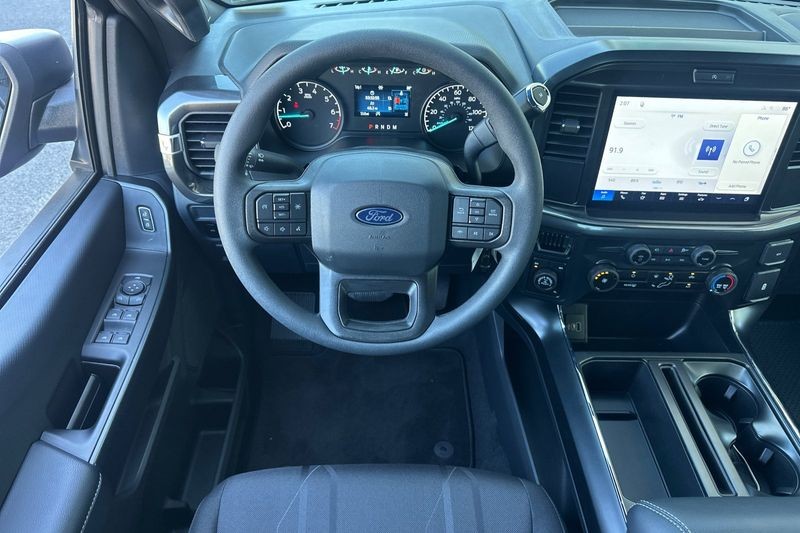 Ford F-150 Vehicle Full-screen Gallery Image 15