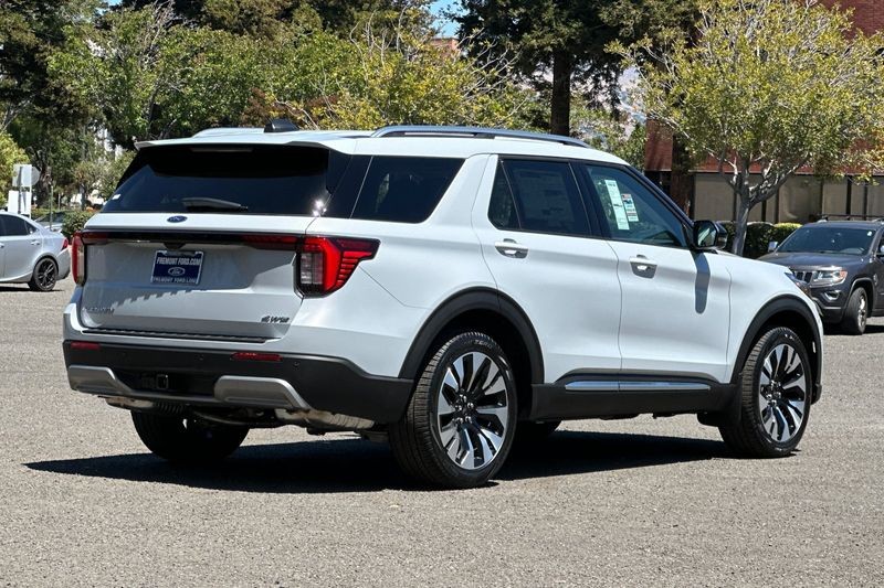 Ford Explorer Vehicle Full-screen Gallery Image 03