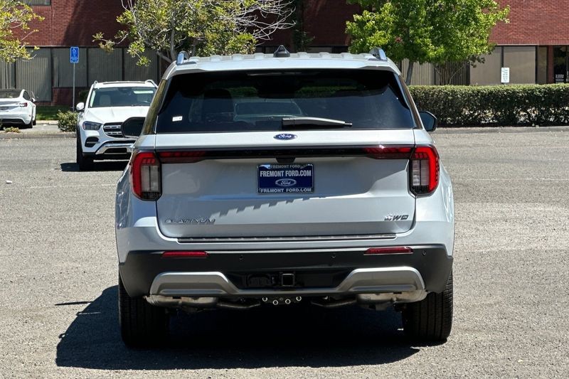 Ford Explorer Vehicle Full-screen Gallery Image 04
