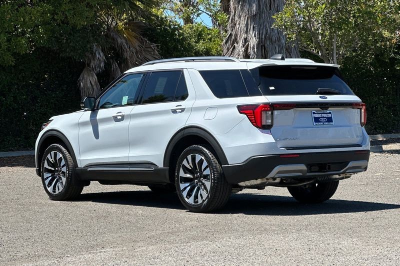 Ford Explorer Vehicle Full-screen Gallery Image 05