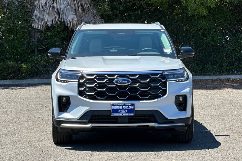 Ford Explorer Vehicle Full-screen Gallery Image 08