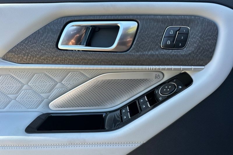 Ford Explorer Vehicle Full-screen Gallery Image 10