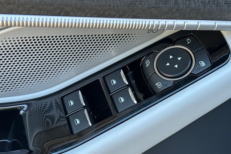 Ford Explorer Vehicle Full-screen Gallery Image 11