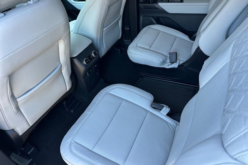 Ford Explorer Vehicle Full-screen Gallery Image 12