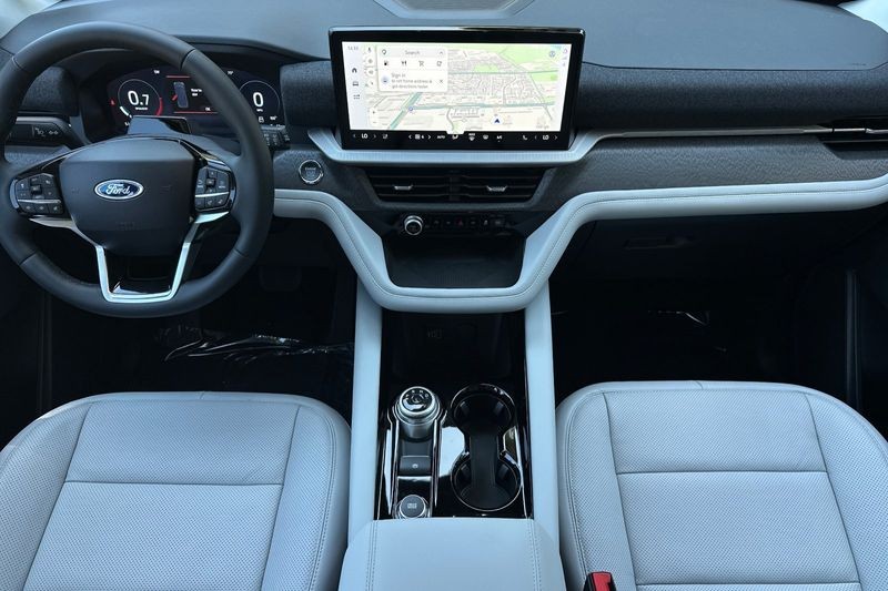 Ford Explorer Vehicle Full-screen Gallery Image 13