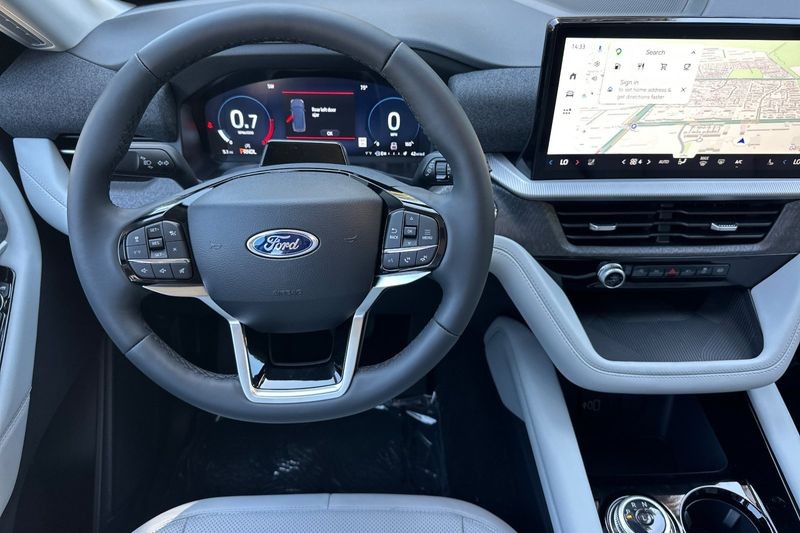 Ford Explorer Vehicle Full-screen Gallery Image 14