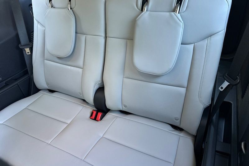Ford Explorer Vehicle Full-screen Gallery Image 15