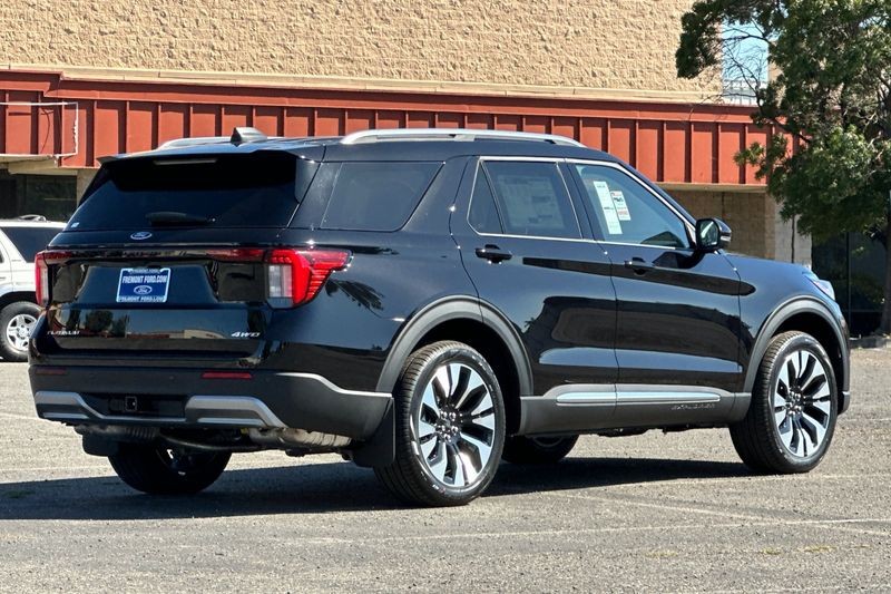 Ford Explorer Vehicle Full-screen Gallery Image 03